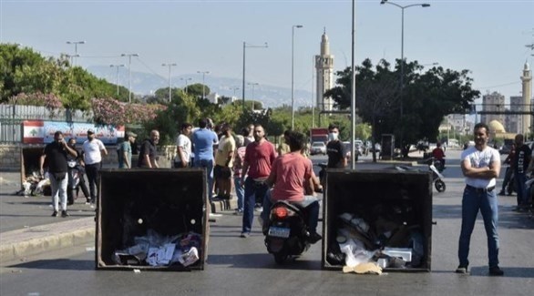 محتجون يقطعون طريقاً  في بيروت (أرشيف)