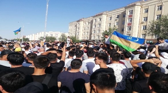 متظاهرون في نوكوس عاصمة كاراكالباكستان ضد التعديل الدستوري (تويتر)