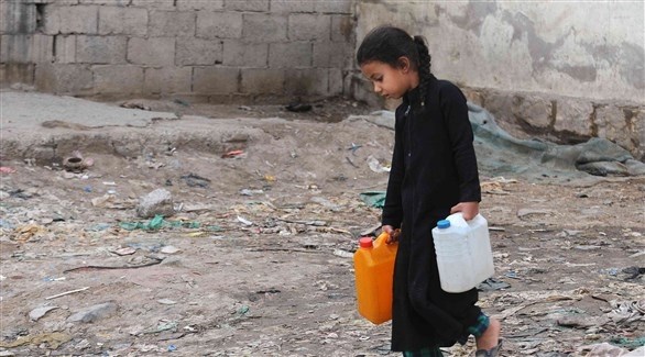 طفلة تنقل غالونات مياه من نبع خيري في اليمن (أرشيف / غيتي)