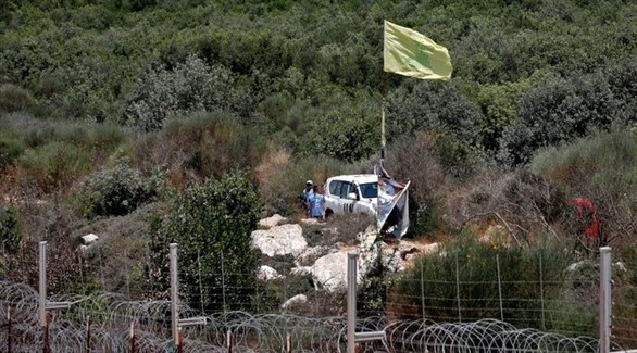 علم حزب الله مرفوعاً عند السياج الفاصل بين لبنان وإسرائيل (أرشيف)