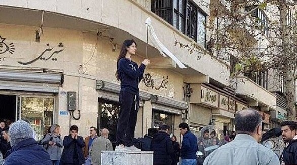 محتجة في إيران على إجبارية الحجاب في الأماكن العامة (أرشيف)