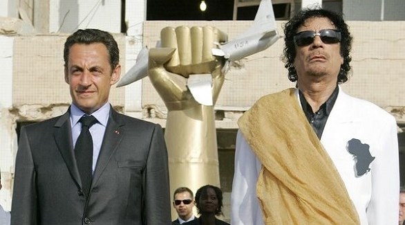 الزعيم الليبي الراحل معمر القذافي والرئيس الفرنسي السابق نيكولا ساركوزي (أرشيف)