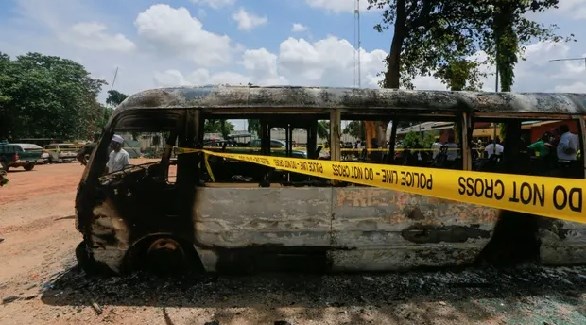 حافلة محترقة قرب سجن أبوجا في نيجيريا بعد الهجوم الإرهابي (تويتر)