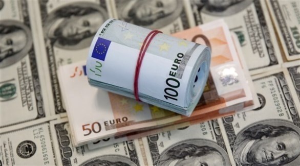يوروهات أوروبية ودولارات أمريكية (أرشيف)