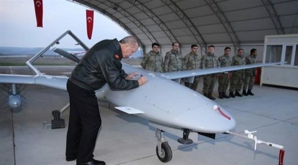 الرئيس التركي رجب أردوغان يتفقد طائرة بدون طيار (أرشيف)