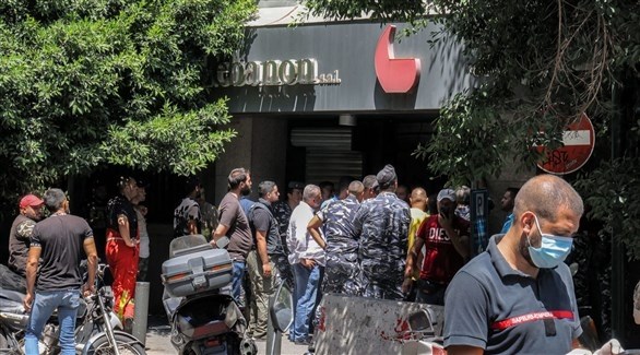 قوات الأمن اللبنانية أمام البنك المحتجز به الرهائن (تويتر)