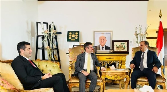 وزير الإعلام اليمني معمر الأرياني والسفير الأمريكي في اليمن ستيفن فاجن (أرشيف)