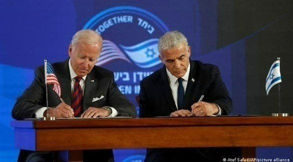 الرئيس الأمريكي جو بايدن ورئيس الوزراء الإسرائيلي يائير لابيد يوقعان "إعلان القدس".(أرشيف)