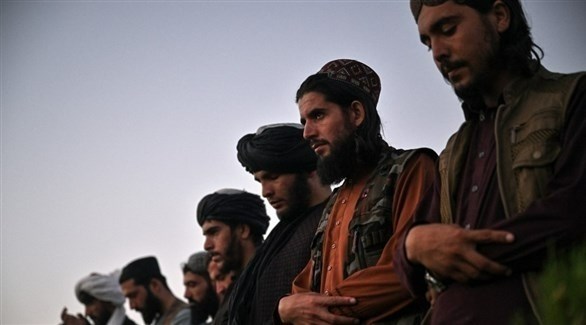 عناصر من "طالبان" يؤدون الصلاة في كابول.(أف ب)