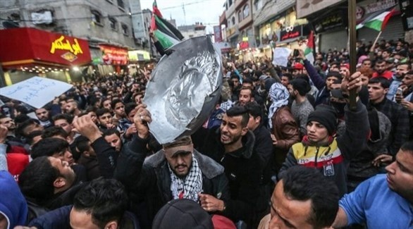 فلسطينيون يتظاهرون في قطاع غزة احتجاجاً على تدهور الأوضاع المعيشية (أرشيف)
