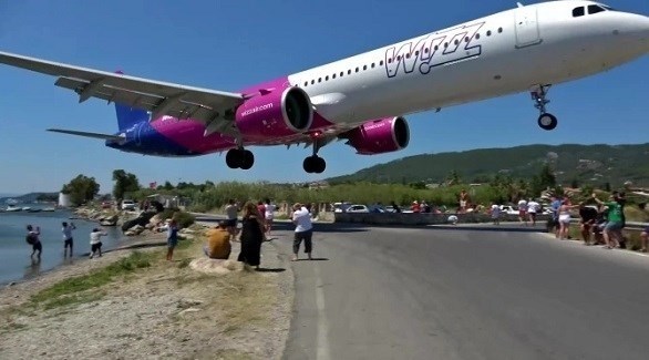 طائرة تابعة لشركة ويزإير تهبط في مطار سكياثوس اليوناني (ذا صن)