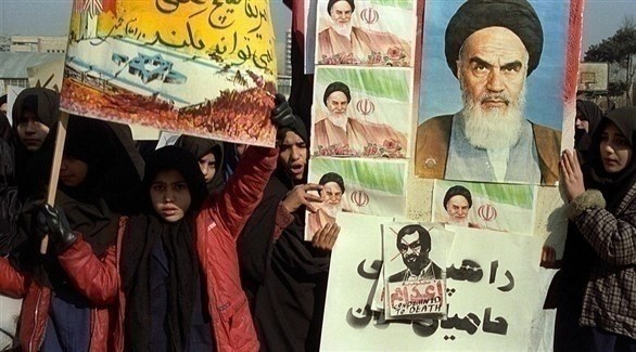 طلاب يعتصمون في طهران ضد سلمان رشدي (أرشيف / غيتي)