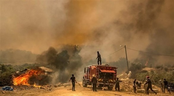 إطفائيون مغاربة يكافحون حريقاً (أرشيف)