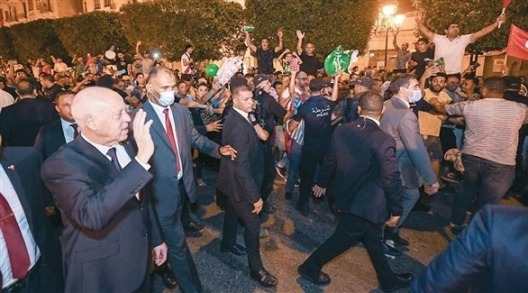 الرئيس قيس سعيّد يحي أنصاره بعد استفتاء 25 يوليو الماضي (أرشيف)