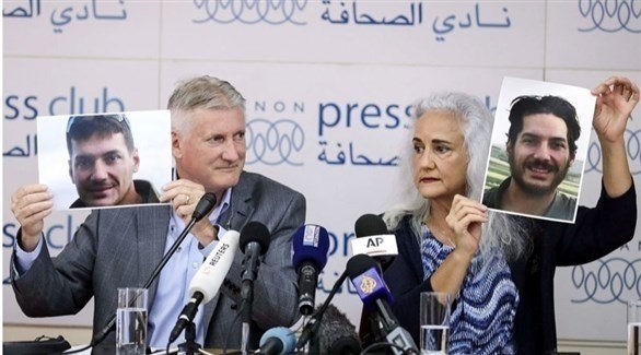 رفع صور أوستن تايس خلال مؤتمر صحفي في بيروت (أرشيف)