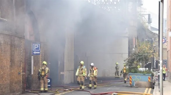 عناصر من الدفاع المدني في لندن يكافحون حريق الجسر (ذا غارديان)