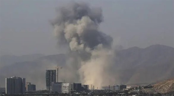 تصاعد الدخان في كابول بعد الانفجار الذي ضرب مسجداً اليوم (تويتر)