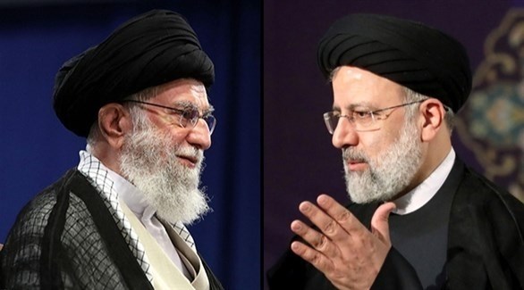 الرئيس الإيراني إبراهيم رئيسي والمرشد الأعلى علي خامنئي. (أب، أ ف ب)