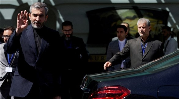 كبير المفاوضين النوويين الإيرانيين علي باقري كاني يغادر قصر كوبرغ الذي تجري فيه المحادثات النووية في فيينا (رويترز)