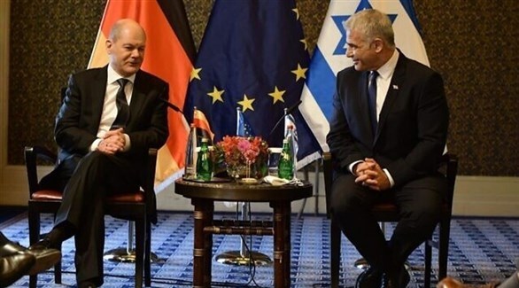 رئيس الوزراء الإسرائيلي يائير لابيد والمستشار الألماني أولاف شولتس (أرشيف)