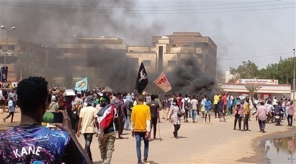سودانيون يتظاهرون ضد الجيش (تويتر)