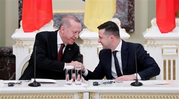 الرئيسان الأوكراني فولوديمير زيلينسكي والتركي رجب طيب أردوغان (أرشيف)