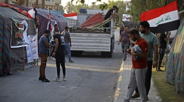 مناصرون للإطار التنسيقي ينصبون خيماً للاعتصام  في بغداد.(أف ب)