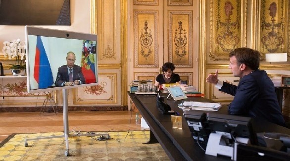 الرئيسان الفرنسي إيمانويل ماكرون والروسي فلاديمير بوتين في محادثة سابقة بالفيديو (أرشيف)