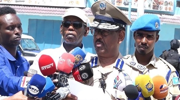 مفوض الشرطة الصومالية عبدي حسن محمد حجار يتحدث للصحافيين عن نهاية الهجوم على الفندق (تويتر)