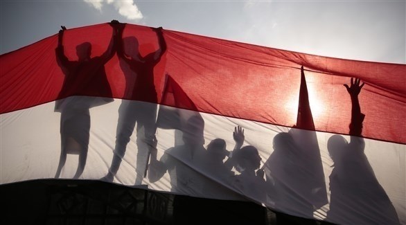 أشخاص يرفعون العلم اليمني (أرشيف)