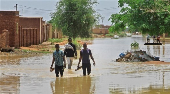 سودانيون وسط المياه بعد كارثة السيول (أرشيف)