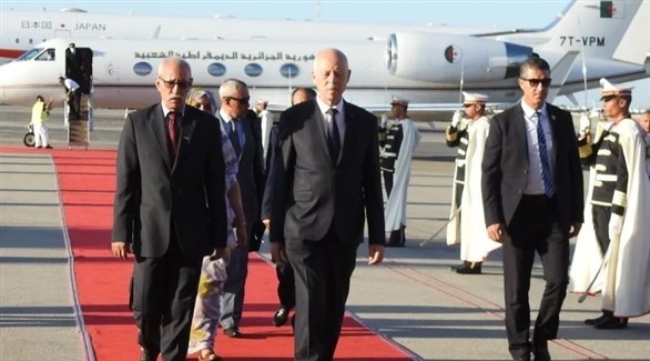الرئيس التونسي قيس سعيّد وزعيم جبهة بوليساريو إبراهيم غالي في مطار تونس قرطاج (تويتر)