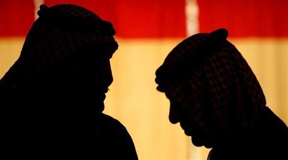 شيخان يلتقيان خلال أحد الاجتماعات القبلية في شمال بغداد (أرشيف / أ ب)