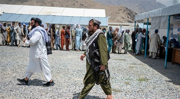 مقاتلان من "طالبان" عند حاجز تدقيق في هويات نارحين بضواحي كابول. (أب)