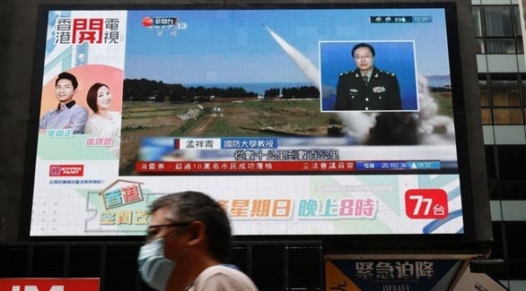 شاشة إخبارية تعكس بدء الصين تدريباتها العسكرية بالقرب من تايوان (رويترز)