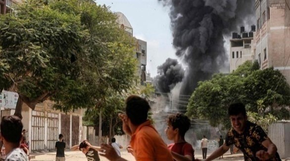 أطفال فلسطينيون يفرون بعيدا عن موقع غارة إسرائيلية في غزة (تويتر)