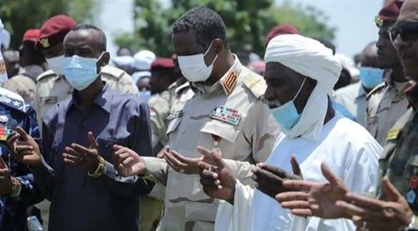 نائب مجلس السيادة السوداني محمد حمدان دقلو، يشارك في تشييع جثامين الضحايا (تويتر)