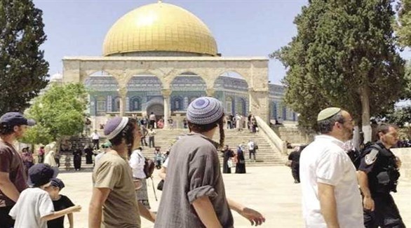 مستوطنون إسرائيليون يقتحمون المسجد الأقصى المبارك تحت حراسة الشرطة الإسرائيلية (تويتر)