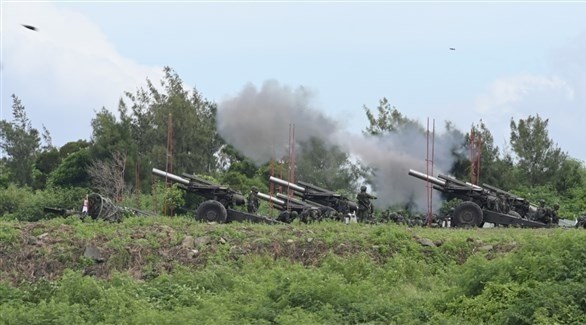 جنود تايوانيون يطلقون النار من مدافع هاوتزر الأمريكية (وكالات)