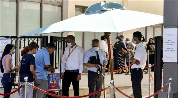 تونسيون أمام مكتب شركة تنظيم الحصول على التأشيرات إلى فرنسا (أرشيف)