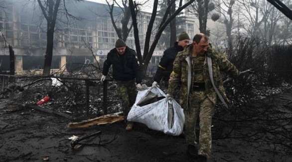 أوكرانيون ينقلون جثة (أرشيف)