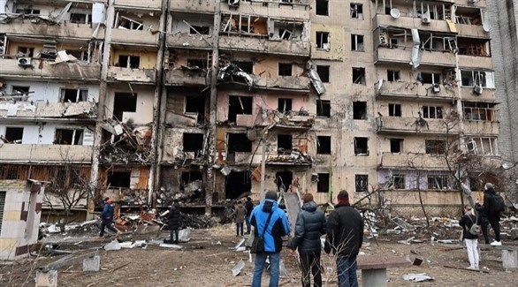 مدنيون أمام مبنى في لوغانسك الانفصالية بشرق أوكرانيا (أرشيف)