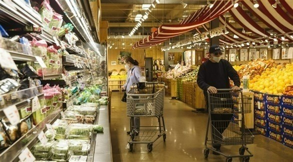 أمريكيون يتسوقون في متجر أغذية (أرشيف)