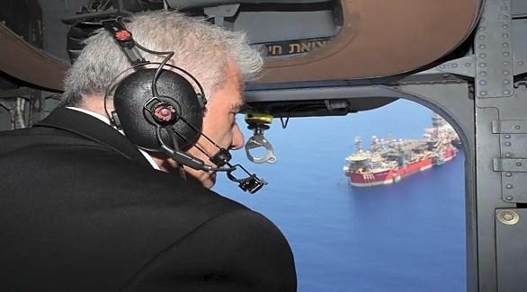 رئيس الوزراء الإسرائيلي يائير لابيد في مروحية فوق حقل كاريش في البحر الأبيض المتوسط (أرشيف)
