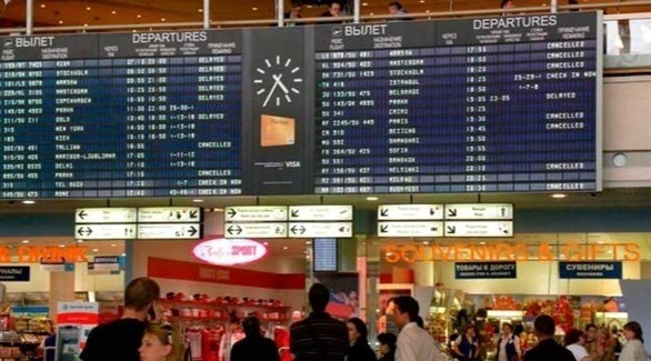 مسافرون في مطار شيريمتيافو في موسكو (أرشيف)