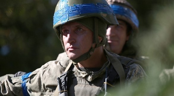 جنود أوكرانيون في طريقهم إلى الجبهة في دونتسك.(أف ب)