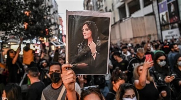 محتجون في طهران بعد مقتل أميني (تويتر)