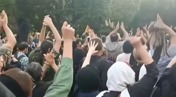 إيرانيون يحتجون على وفاة مهسا أميني (أرشيف)
