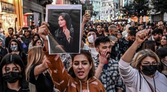 إيرانيون يتظاهرون بعد وفاة مهسا أميني (أرشيف)