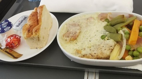طريقة بسيطة لتحسين مذاق الطعام على الطائرة